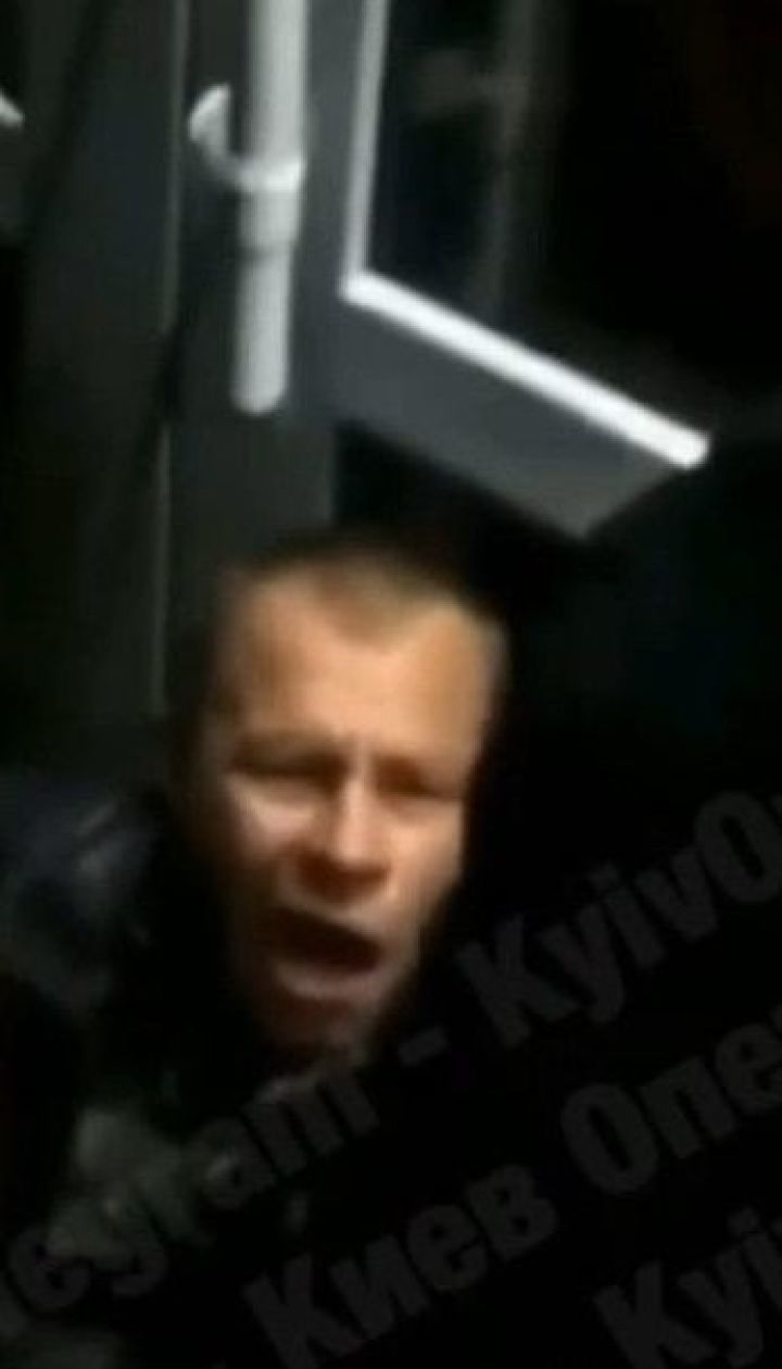 В Киеве подростки били электрошокером пьяного мужчину и снимали это на видео