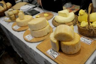 Нардепы хотят убрать с полок магазинов "творожные или молочные продукты"