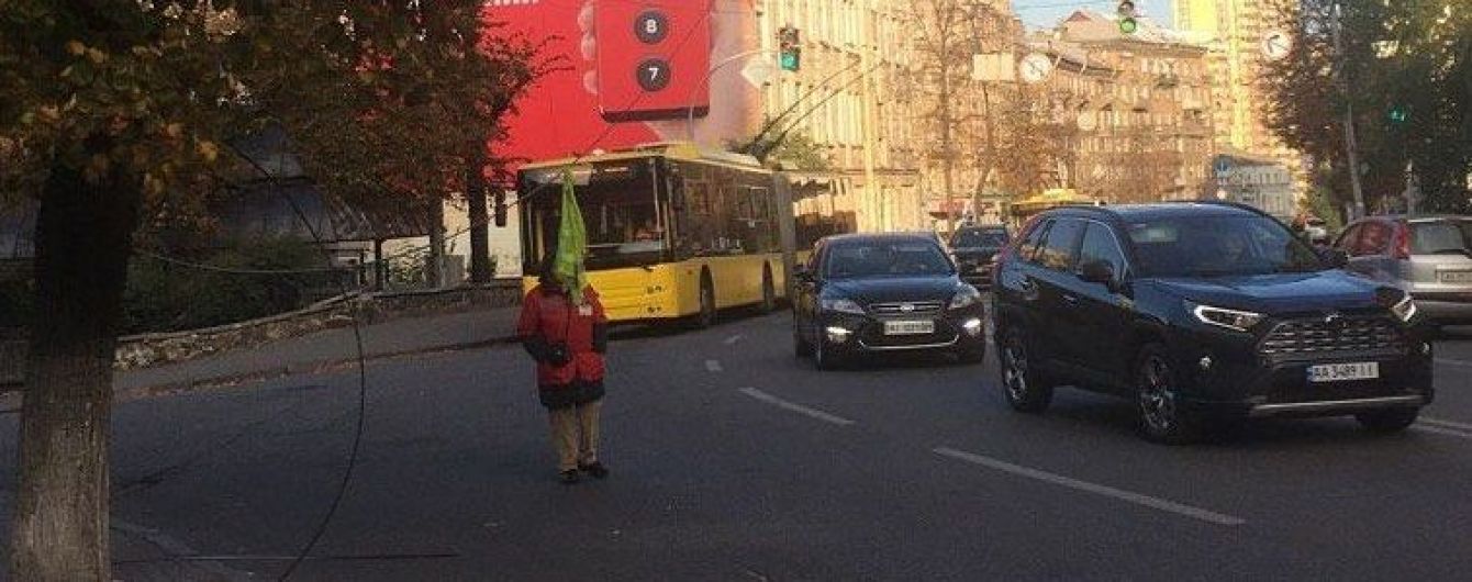 У центрі Києва обірвалась контактна лінія тролейбусів