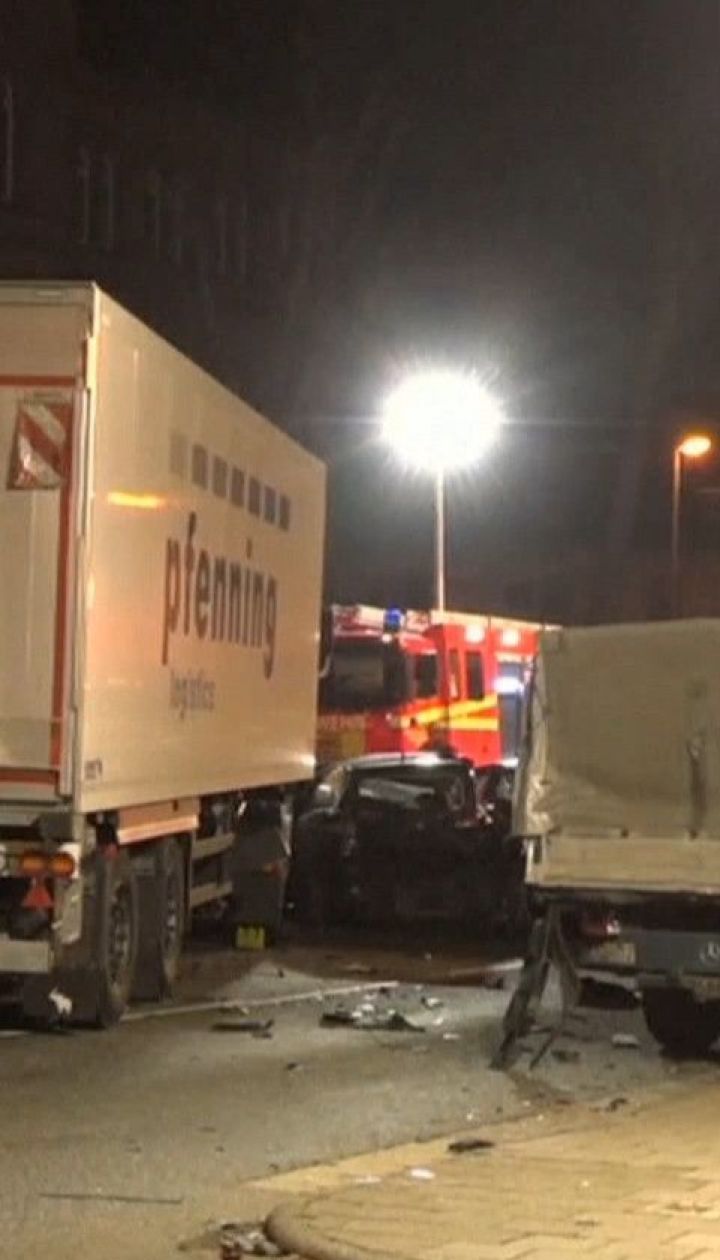 У Німеччині водій вантажівки на повній швидкості протаранив одразу вісім легковиків
