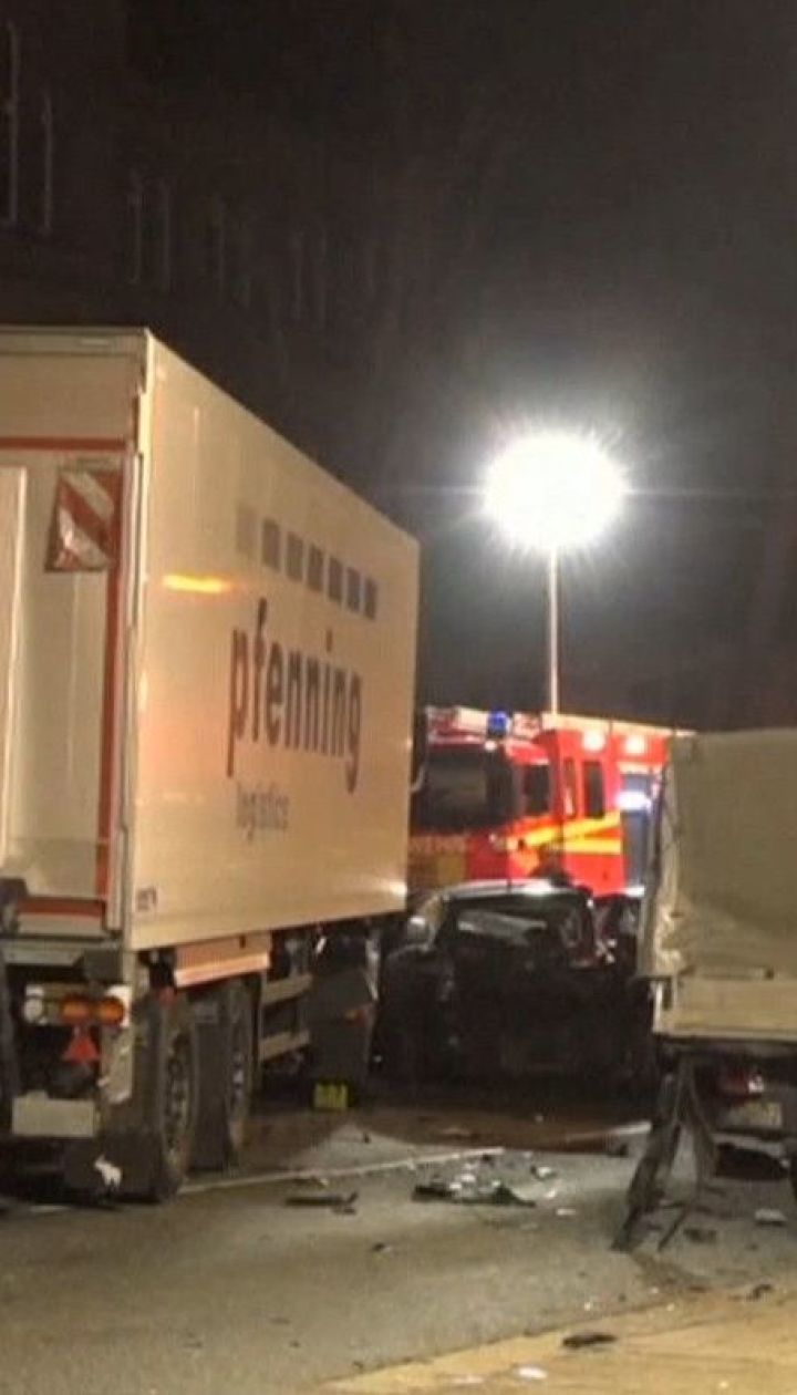 В Германии водитель грузовика на полной скорости протаранил сразу восемь легковушек