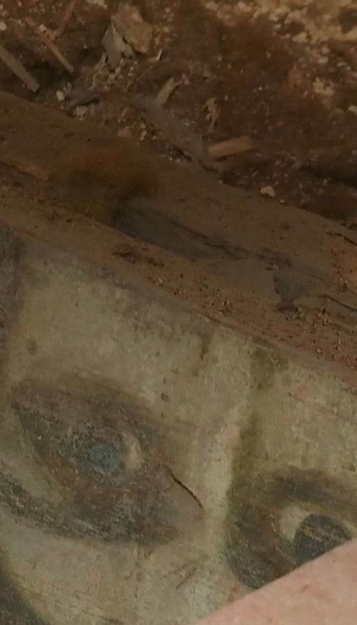На Киевщине на крыше школы активисты обнаружили окрашенные иконами балки