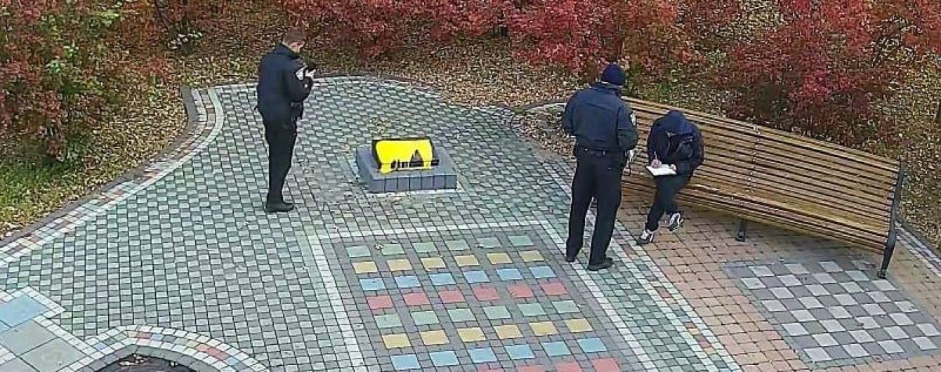 В Киеве неизвестный облил краской мемориальную доску воинам АТО