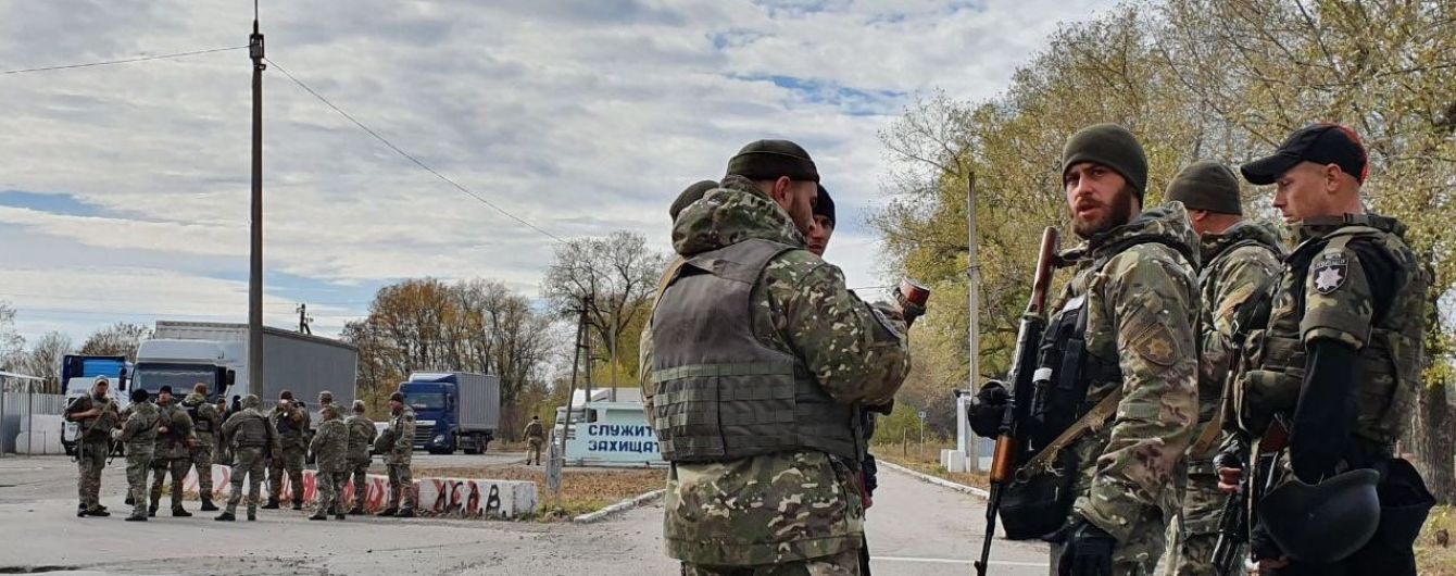 "Нацкорпус" та ветеранів пропустили через блокпост – вони прямують до Золотого