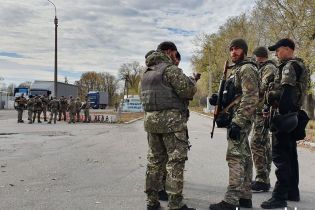 "Нацкорпус" и ветеранов пропустили через блокпост – они направляются к Золотому