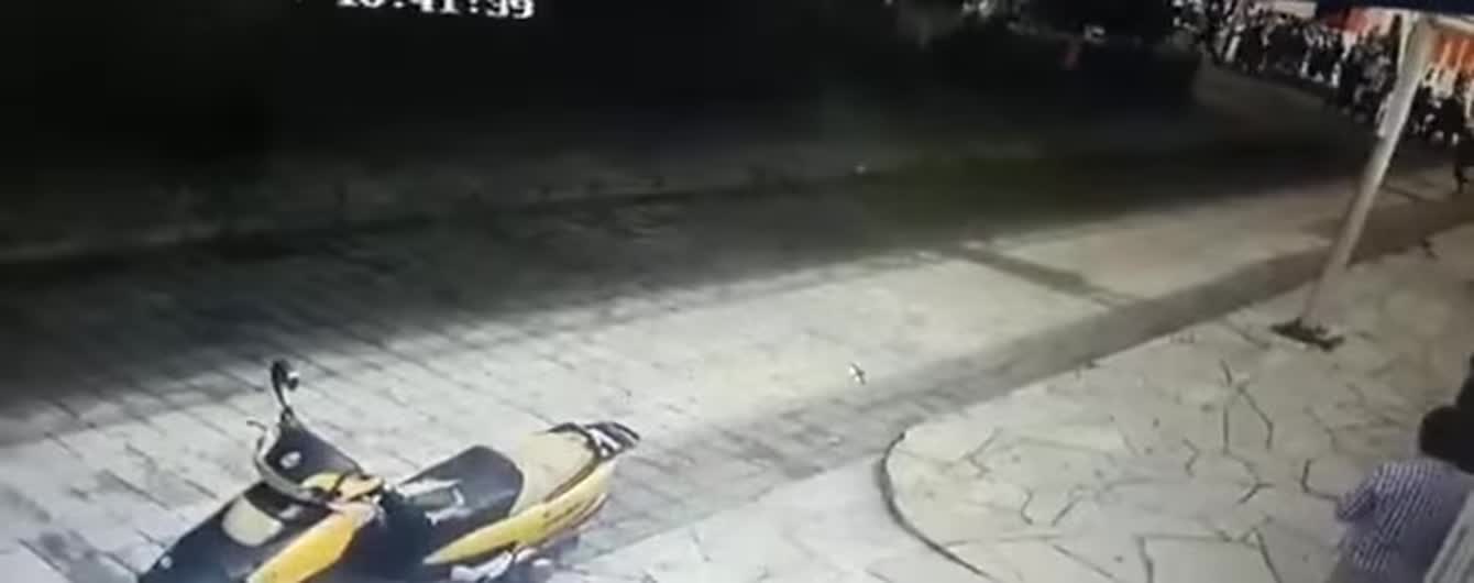 Привязали к пикапу и таскали по улицам. В Мексике мэра наказали за плохие дороги