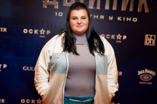 Звезды на премьере "Двойника": alyona alyona в спортивной кофте и с макияжем, Логунова с подросшей дочерью