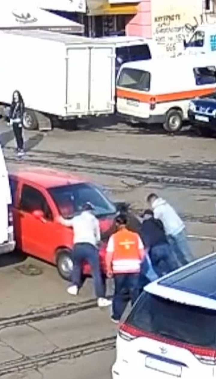 Пасажири і водій трамваю розгойдали авто порушниці і звільнили заблоковану колію