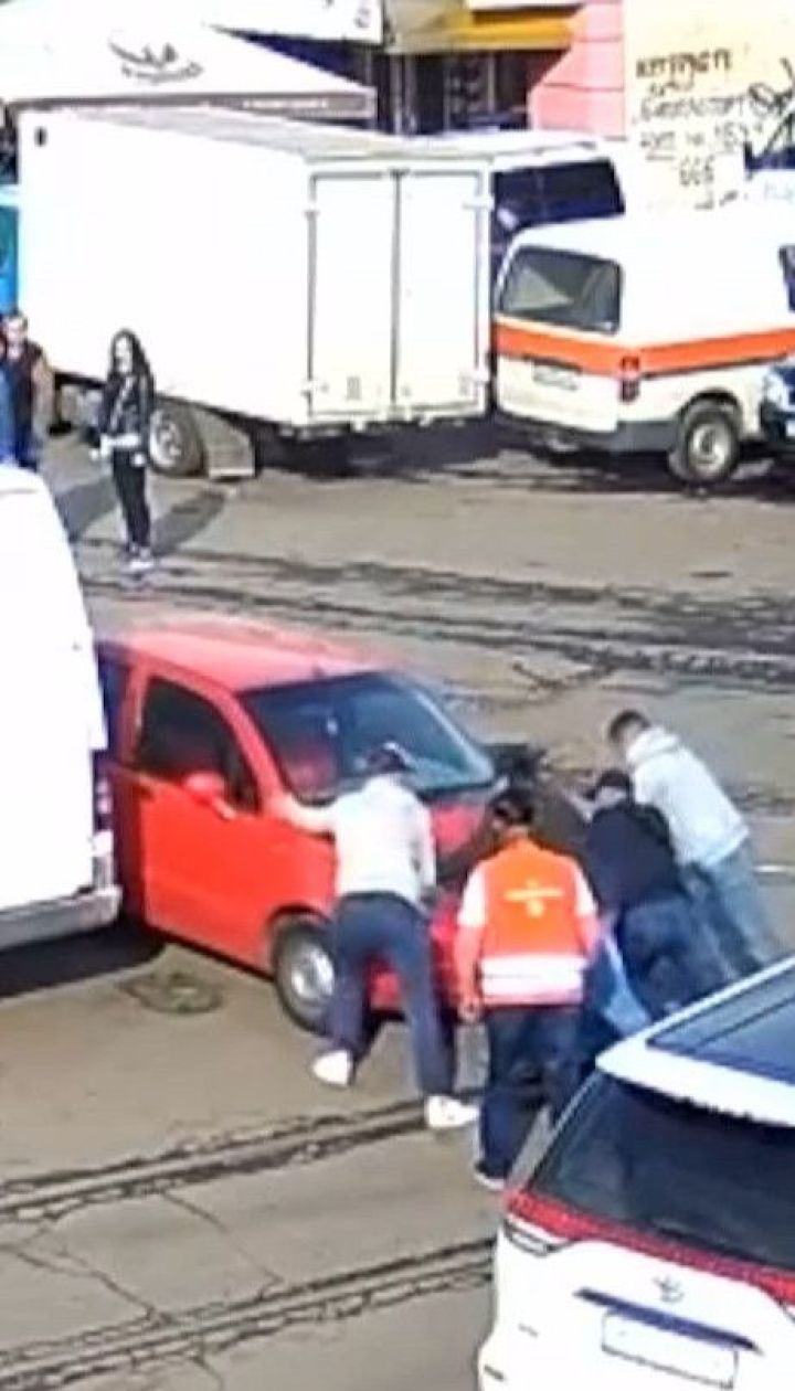 Пассажиры и водитель трамвая раскачали авто нарушительницы и освободили заблокированные пути