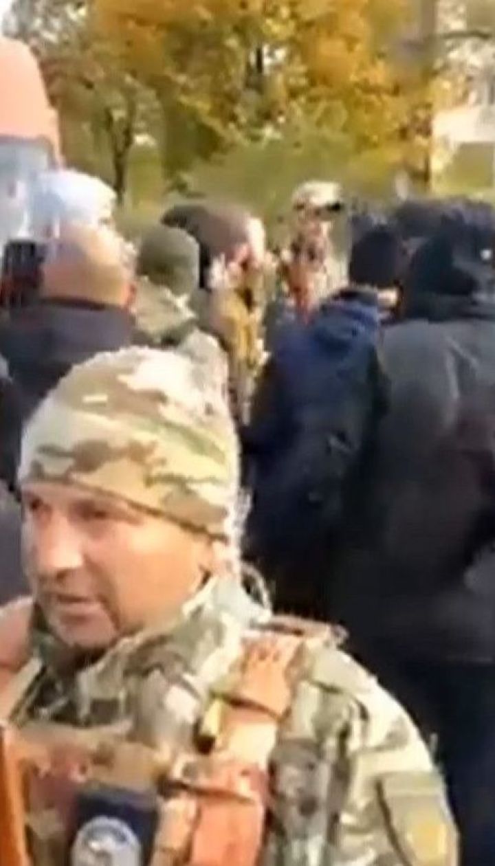 Выстрелы в воздух и потасовка с копами: добровольцы пытались прорваться к КПВВ "Золотое"