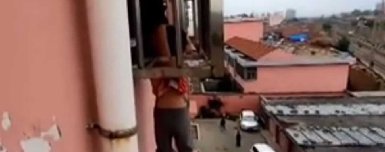 В Китае мальчик выпал из окна 4-го этажа, но застрял головой в защитных колодках