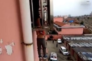 В Китае мальчик выпал из окна 4-го этажа, но застрял головой в защитных колодках