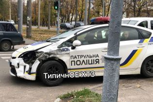 В Харькове столкнулись минибус и машина полицейских. Видео
