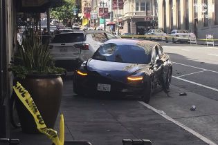 "Сумасшедший пьяный водитель". Автопилот Tesla подвергли жесткой критике