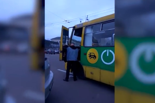 Возле вокзала в Киеве сняли, как маршрутчик мочится на собственный автобус посреди дороги