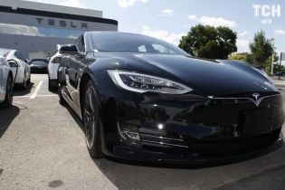 Камера Tesla спасла водителя от фантастических выплат наглому байкеру. Видео