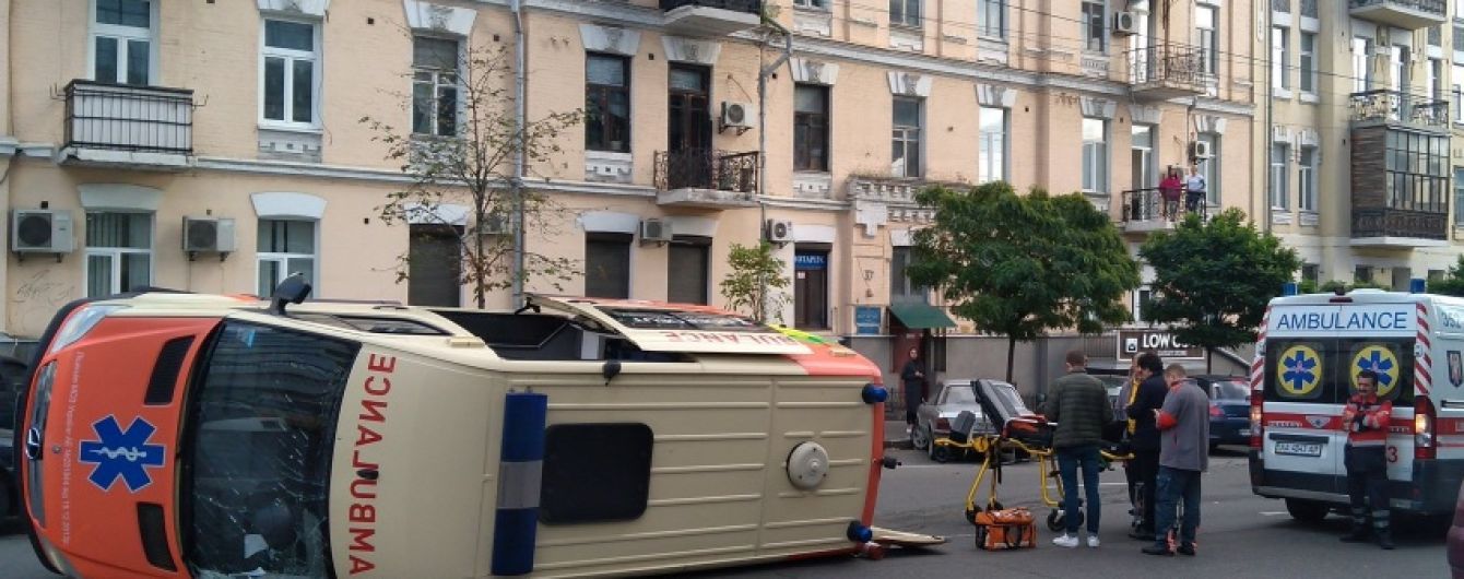 В Киеве после столкновения перевернулась "скорая помощь"