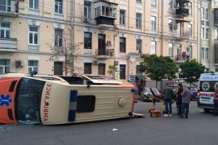 В Киеве после столкновения перевернулась "скорая помощь"