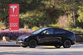 Автошпионы засняли заряженную Tesla Model Y на тестах