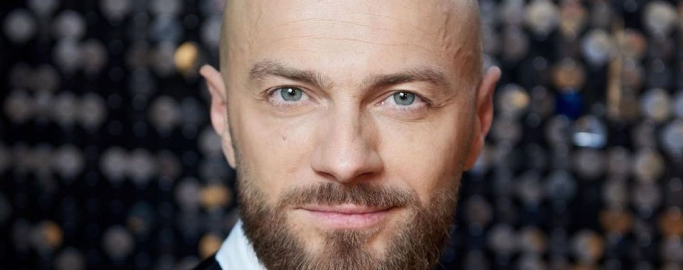 Влад Яма зі здивованим обличчям показав архівне фото, де постає з волоссям на голові