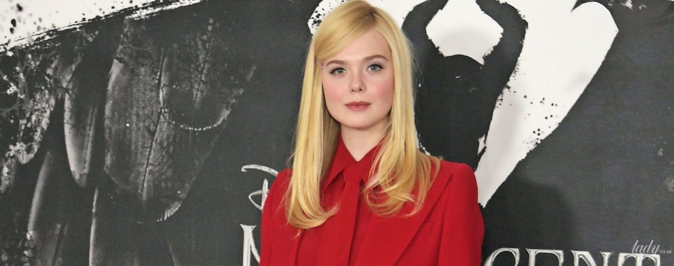 Lady in red: эффектная Эль Фэннинг на фотоколле "Малефисента: Владычица тьмы"