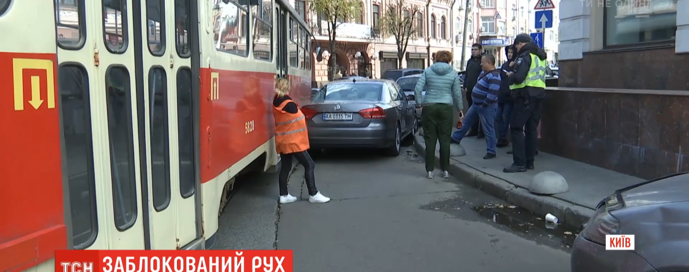 Женщина парализовала столичный Подол, оставив автомобиль на трамвайных путях