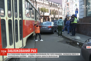 Женщина парализовала столичный Подол, оставив автомобиль на трамвайных путях
