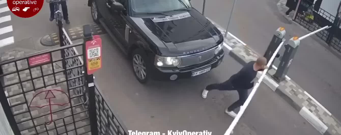 Неадекватный водитель Range Rover руками сломал шлагбаум в Киеве. Видео