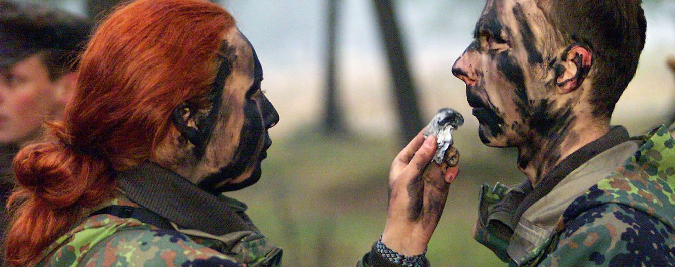 Німецького солдата звільнили за небажання потиснути руку жінці