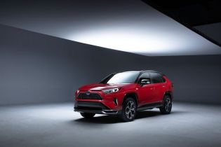 Toyota представит обновленный гибридный кроссовер RAV4