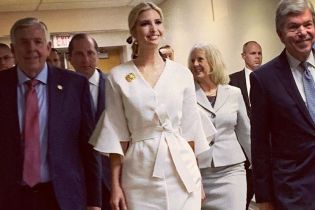 В белом платье-халате и с макияжем смоки-айс: Иванка Трамп в детском саду