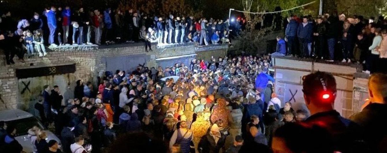 Саратов "взорвался" из-за резонансного убийства 9-летней девочки: разъяренные люди штурмовали полицию и хотели совершить самосуд над подозреваемым