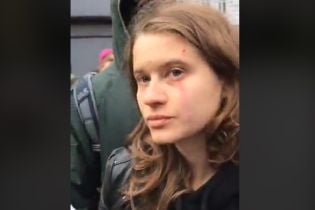 На акции под посольством Турции в Киеве ударили по лицу активистку