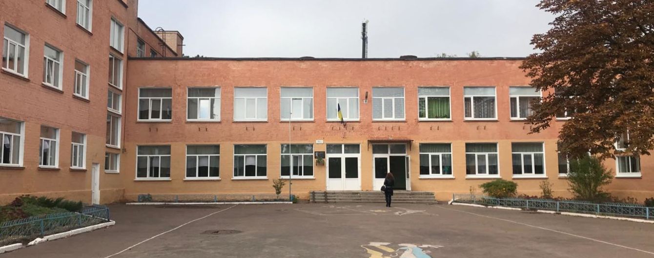 У Чернігові невідомі розпорошили газ у школі: навчальний заклад евакуювали