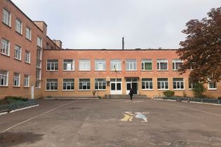 В Чернигове неизвестные распылили газ в школе: учебное заведение эвакуировали