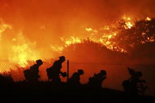В Калифорнии срочно эвакуируют 100 тысяч человек из-за масштабных лесных пожаров
