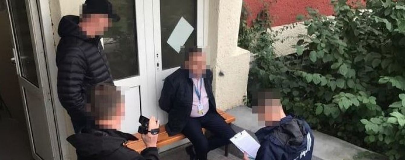 На Закарпатті затримали посадовця, який за $400 видавав громадянам країн ЄС посвідки на перебування в Україні