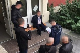На Закарпатье задержали чиновника, который за $400 выдавал гражданам стран ЕС вид на жительство в Украине