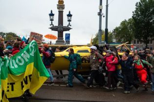 130 учасників акції на захист клімату заарештували в Амстердамі