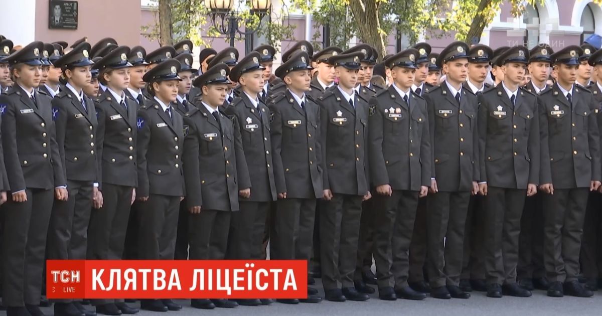 В военном лицее Богуна впервые привели к присяге девушек