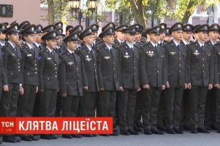 В военном лицее Богуна впервые привели к присяге девушек