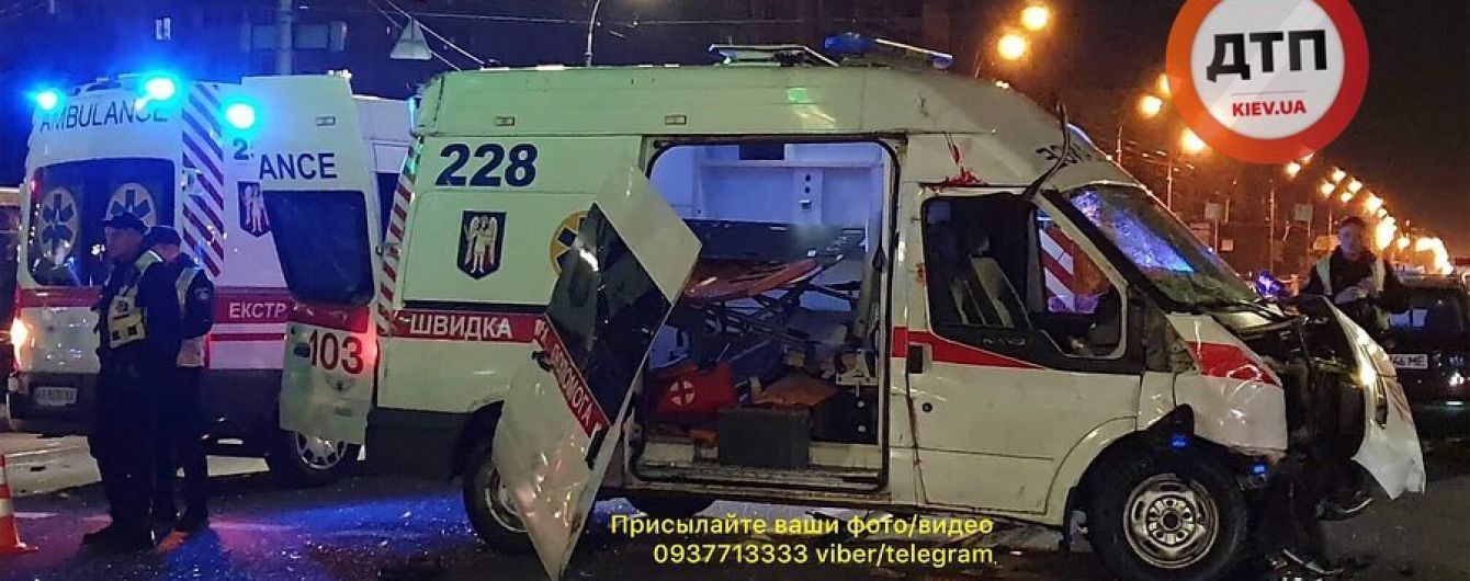 В Киеве карета "скорой" с ребенком в салоне влетела в авто. Есть погибшие и пострадавшие