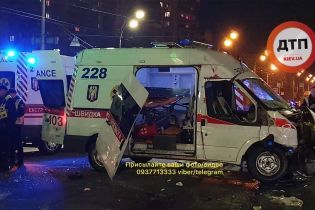 В Киеве карета "скорой" с ребенком в салоне влетела в авто. Есть погибшие и пострадавшие