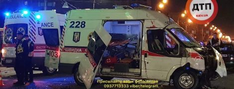 В Киеве карета "скорой" с ребенком в салоне влетела в авто. Есть погибшие и пострадавшие