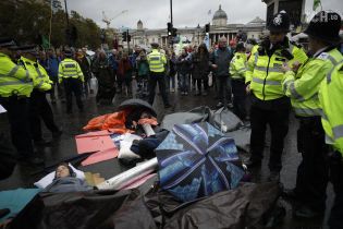 В Лондоне во время митинга против изменений климата арестовали принцессу Бельгии. Ее держали под стражей почти пять часов