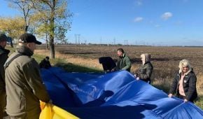 В бік окупованого Донецька запустили 25-метровий прапор України