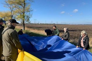 В сторону оккупированного Донецка запустили 25-метровый флаг Украины