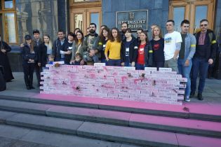 Возле Офиса президента активисты требуют не разводить войска на Донбассе