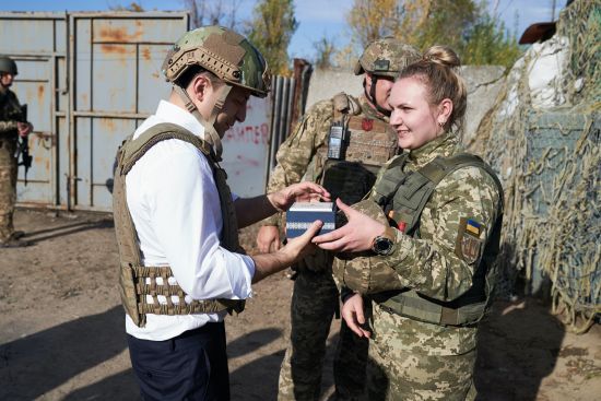 Зеленський відвідав передову на Донбасі і привітав військових із Днем захисника