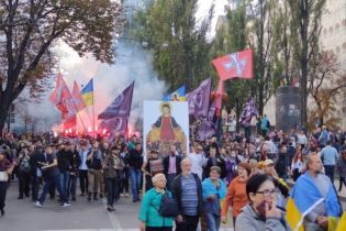 На Крещатике участники марша "Нет капитуляции" бросали петарды и дымовые шашки